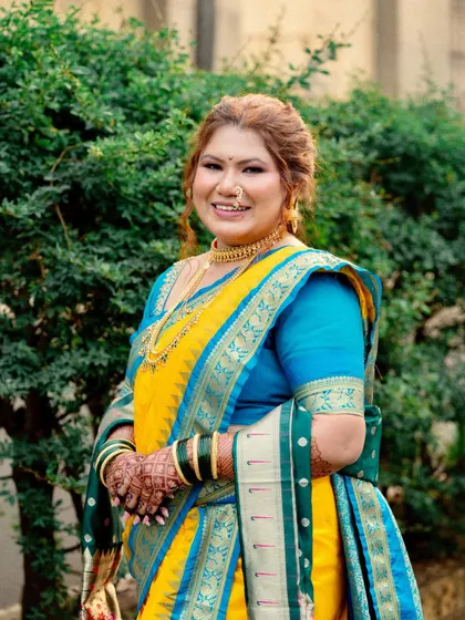 A smiling portrait of my beautiful bride. Her makeup is kept natural and glowing to complement the vibrant colors of her traditional Maharashtrian attire.
