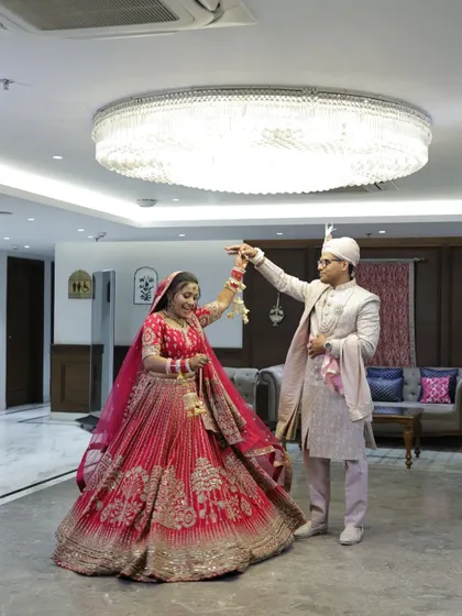 That magical twirl during the first dance is a moment you will never forget. As a recently married bride myself, I know how to create simple, romantic couple choreography that feels natural and looks beautiful in photos.