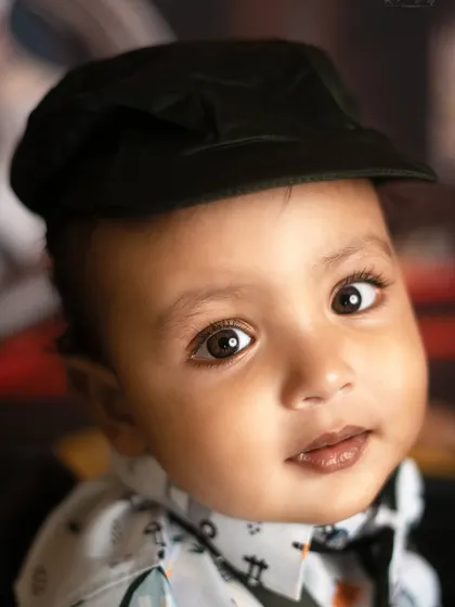 Those beautiful, expressive eyes. This close-up portrait of a baby boy in a cap is all about capturing his soulful gaze.