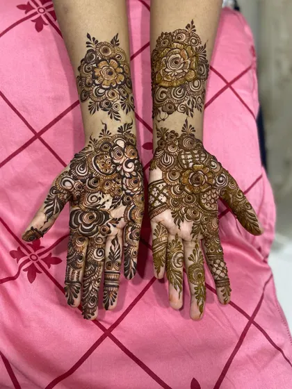 A final look at the creative and asymmetrical floral henna.