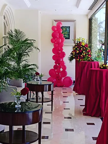 An example of our organic balloon columns used in a hotel lobby. This modern, free-form red balloon stand adds a pop of color and artistic flair to the event space.