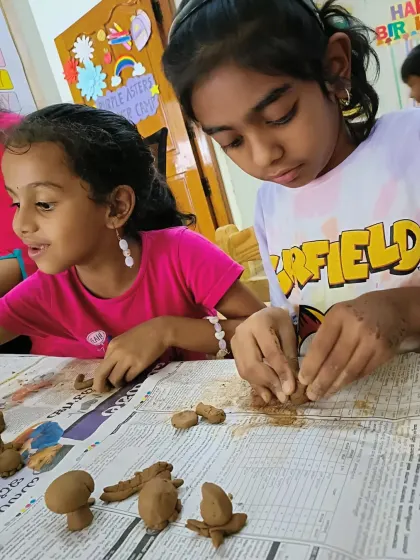 Deep in concentration, these little Asters are busy shaping and moulding their clay. This tactile activity is excellent for developing focus and fine motor skills.