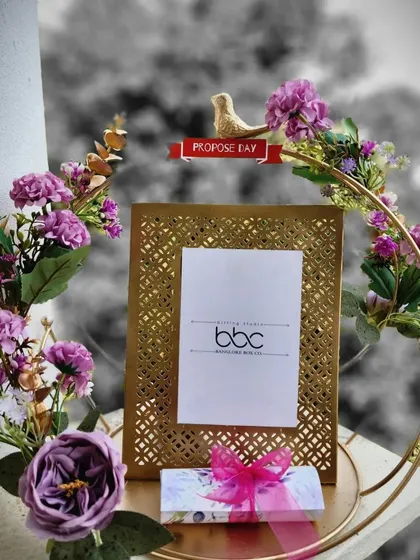 Another duplicate image of the black and white Propose Day gift.