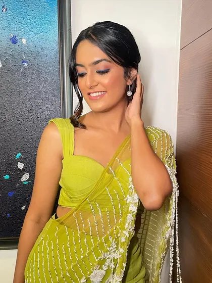 A classic, timeless look featuring a soft blue liner and glossy lips. This is perfect for a wedding guest who wants to look chic and sophisticated in a saree.