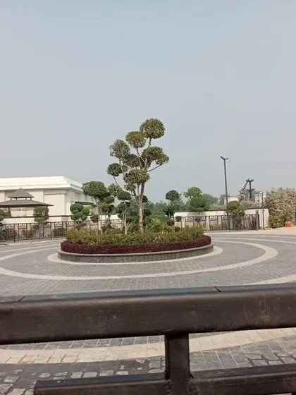 The entrance to this commercial establishment features a roundabout with a stunning topiary tree as the centerpiece. This creates a memorable first impression for all visitors.