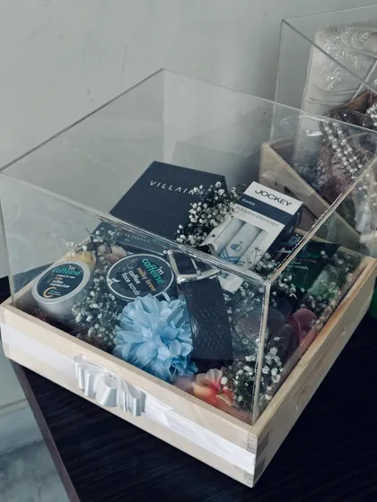 A hamper for the dad-to-be, included in the baby shower trousseau. It contains grooming products and other essentials, beautifully packed.