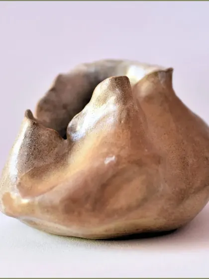 I love the raw, minimalist finish of this pot. It's made with sandalwood clay and has just a light wash of white to enhance its natural texture.