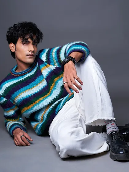 A cozy yet fashionable look. I kept the grooming natural to complement the soft texture of the sweater and the model's great hair.