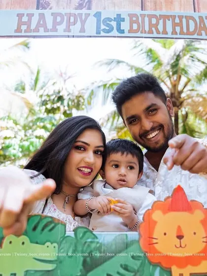 A fun family photo using our jungle-themed photo booth frame. Props like this are a great way to get everyone involved and capture fun memories of the special day.