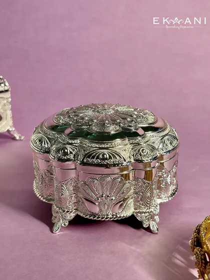 The intricate engraving on this flower-shaped jewellery box makes it a delightful addition to any collection. It is a small piece that makes a big impression.