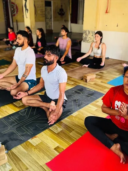 A moment of collective stillness. Students sit in meditation, turning their focus inward. This practice is essential for developing concentration and finding inner balance.