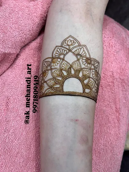 This is the outline for the lotus cuff design. A perfect outline is the essential first step before applying the 3D and shaded fills.