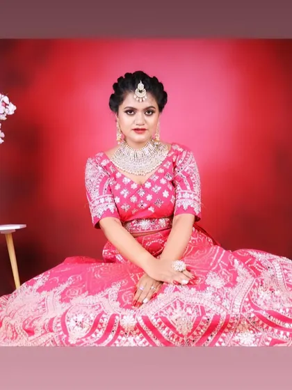 Learn how to create this stunning pink bridal look in our 30-day pro makeup and hairstyle course. You will also get to work on a paid project.