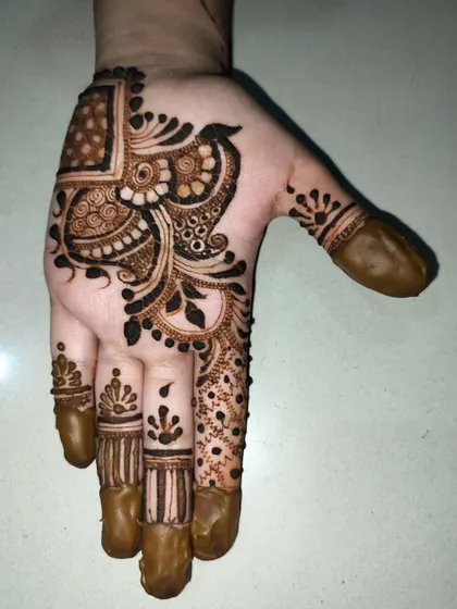This student's work shows a lovely fusion of Arabic and Indian styles. It combines the bold Arabic vine with finer, more detailed fillers and finger designs typical of Indian mehndi.