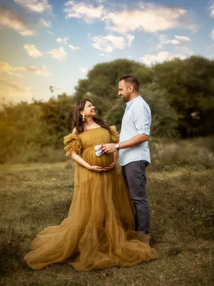 Golden hours, timeless memories. As the parents-to-be stood against this breathtaking outdoor backdrop, their love and anticipation told a story that needed no words.