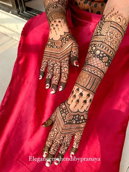 This backhand design for an engagement is all about bold patterns and clean lines. The V-shaped design on the wrist and intricate checks create a modern yet traditional look.
