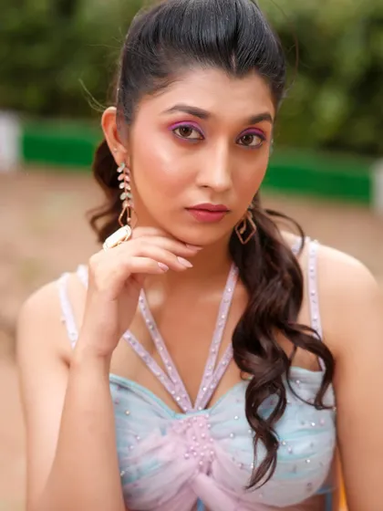 A close-up of the unique eye makeup.