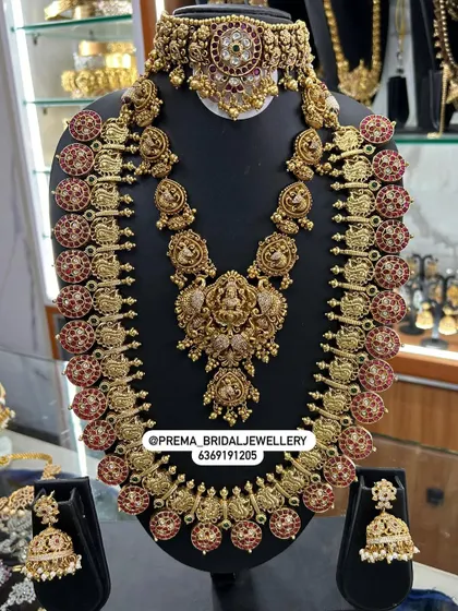 A classic red Kemp stone bridal set with a matching choker and jhumkas.