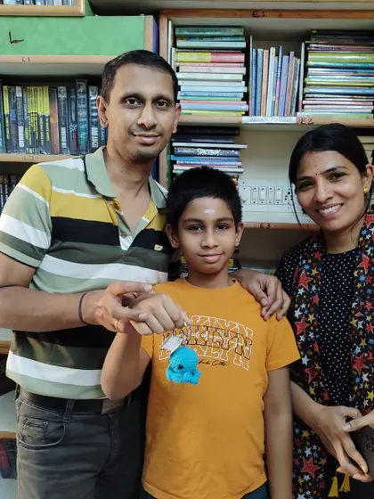 A proud family moment! This young reader, with his parents by his side, just completed our 17-Day reading challenge and is holding his well-earned octopus keychain. We love seeing families celebrate these reading milestones together.
