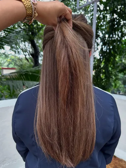 The ponytail view of the 'Ash Blonde' color.