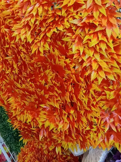 These artificial autumn leaf garlands in shades of orange and yellow are a unique option for decorating your home during festivals, adding warmth and color.
