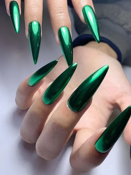 Go bold with these incredible emerald green chrome nails. Shaped into a sharp stiletto, this set is fierce, futuristic, and absolutely unforgettable.