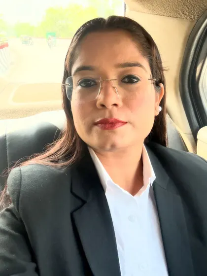 Bekhauf, Azaad. A selfie on the way to court.
