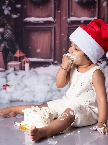 A Christmas-themed cake smash is the perfect way to celebrate a December baby. This little one is enjoying every last crumb in our cozy, winter wonderland setup.