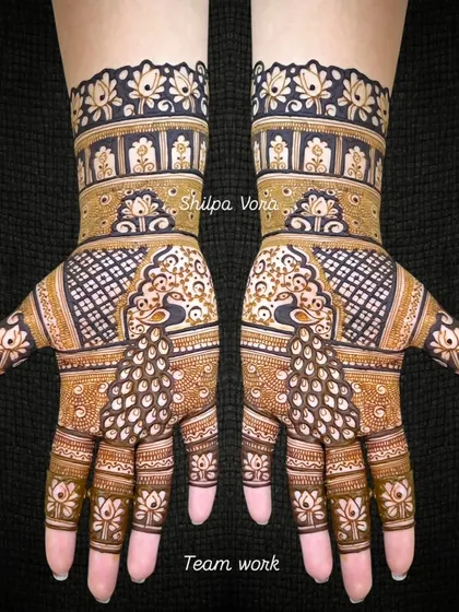 Symmetrical peacock designs for a classic bridal look. This style features perfectly mirrored patterns on both hands, highlighting my focus on precision, clean lines, and traditional Indian wedding motifs.