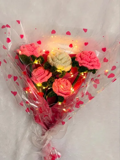 I love adding a little sparkle to my work. This handmade crochet rose bouquet features delicate LED lights woven through the flowers, creating a warm, enchanting glow that makes it a stunning gift or centerpiece for any occasion.