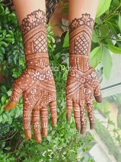 A full coverage Arabic fusion design perfect for any festival. The intricate patterns and shaded elements create a rich and detailed look.