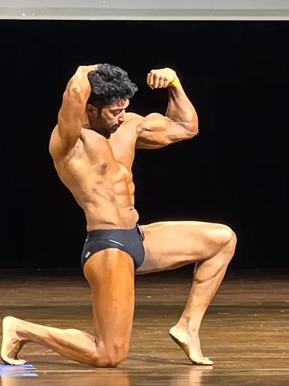 A classic kneeling pose, showcasing aesthetics and muscle separation.