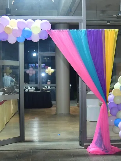 For this princess-themed party, I designed an entrance with a colorful balloon arch and rainbow-colored drapes, making guests feel like they are entering a royal celebration.