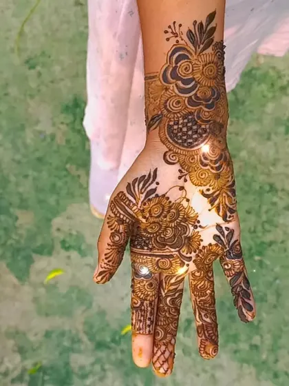 This sparkling design shows how beautifully a full-hand pattern catches the light.