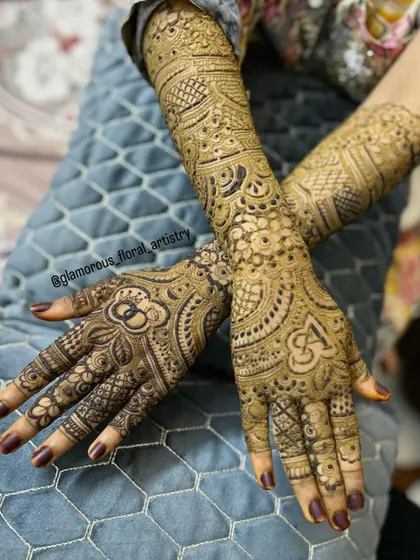 A full bridal mehendi for the lovely Asfiya. I love creating these dense, intricate patterns that cover the hands and arms, making sure every detail is perfect for the big day.