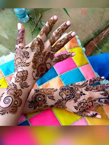 A final shot of this beautiful and contemporary henna art.