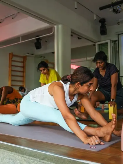 A Dussera special class focused on opening the hips and spine. Here I am demonstrating Hanumanasana (split pose) while teaching both online and in-person students.