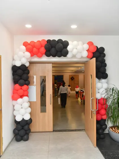 A simple and clean entrance arch for a car race theme. The red, black, and white balloons create a classic color combination that signals a fun and high-energy party.