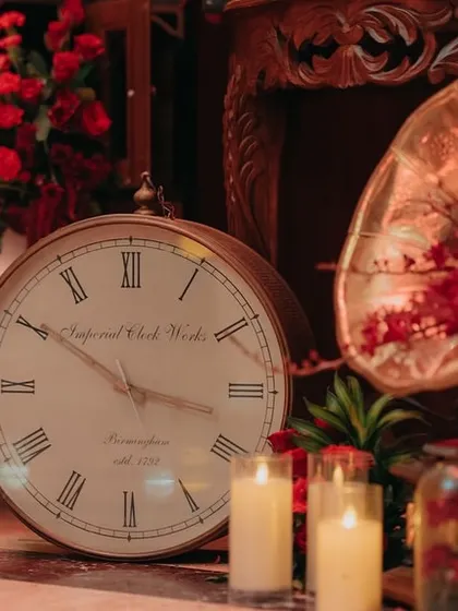 Detail shot of the vintage decor, including an old-fashioned clock and a gramophone filled with flowers.