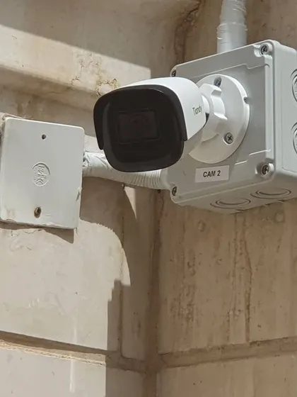 A duplicate image showing the camera and external microphone setup for complete audio-visual surveillance.