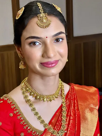 Shreya's minimalist Muhurtham look proves that you don't need heavy makeup to look stunning. Her skin is the star of the show.