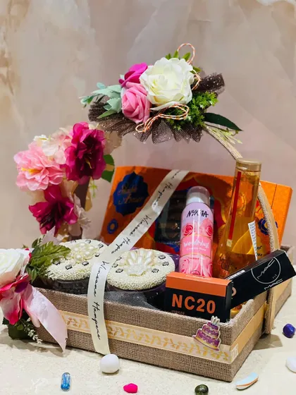 Another angle of the personalized beauty hamper. The combination of high-end products and beautiful presentation makes it a truly luxurious gift.