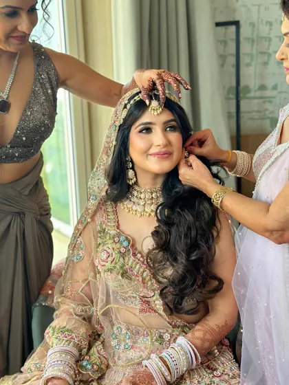 A beautiful candid moment of Ruchita getting ready with her family, her glowing makeup already shining through.