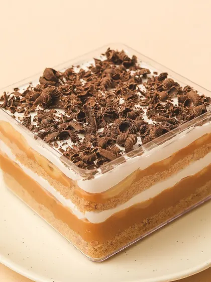 Spoonfuls of sweet Banoffee magic. Our Banoffee Pie tub features layers of biscuit, toffee, fresh bananas, and cream, topped with chocolate shavings.