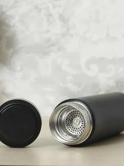 Here you can see the inside of the temperature flask. It is made of insulated steel and includes a removable strainer, which is perfect for infusing tea or fruit.