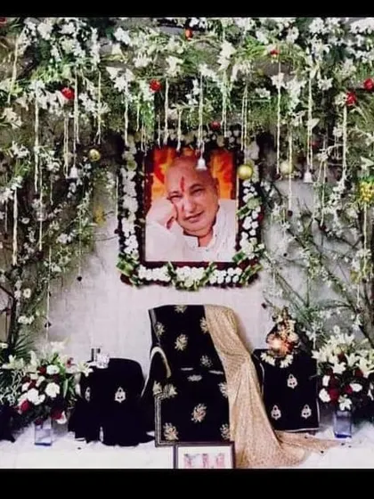 I feel truly blessed when I get to create decorations for satsangs and religious gatherings. Here, I designed an elaborate floral darbar for Guru Ji, using branches of white blossoms and hanging jasmine strings to create a serene and divine atmosphere.