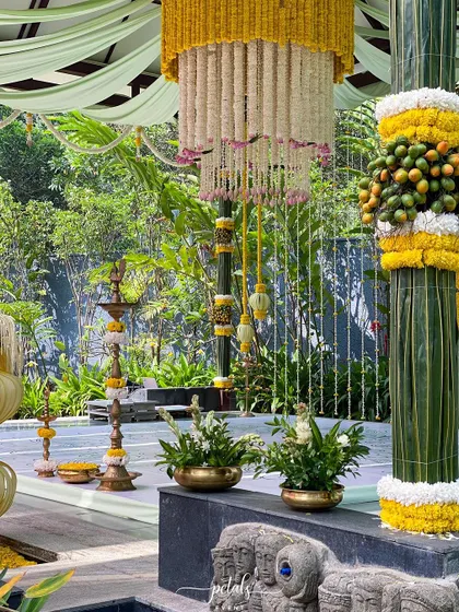 A duplicate image of the elegant and traditional pillar decoration.