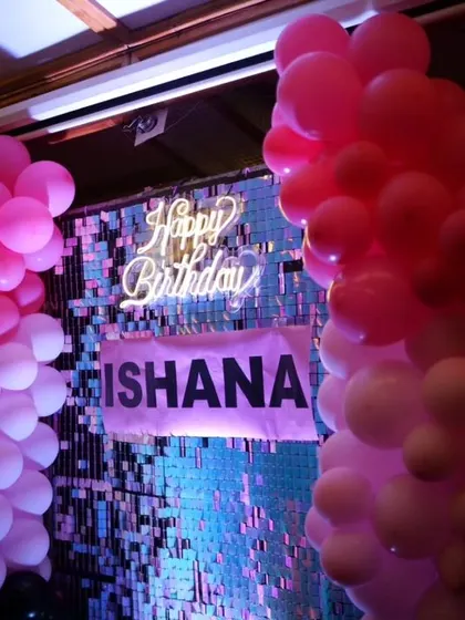A closer look at the details of our Blackpink theme, showing the shimmering wall and the pink and black balloon columns that create a concert-like feel.