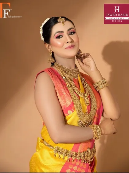 A portrait of the South Indian bride, showcasing the detailed eye makeup and hairstyling taught in our course.