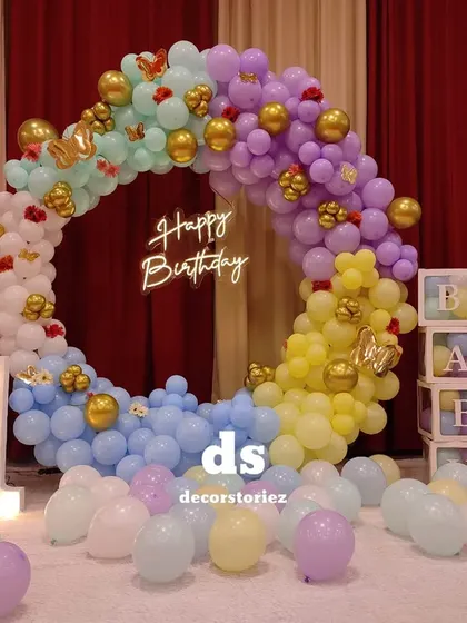A closer look at a Peppa Pig themed balloon ring. This popular design features pastel balloons, gold butterfly accents, a neon sign, and a marquee number, creating a perfect photo opportunity.